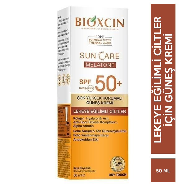 Bioxcin Suncare Acnium Tinted Spf50+ Güneş Kremi 50 ml 2 Bioxcin Sun Care Melatone Krem SPF50 50 ML Güneşten korunmak isteyen ve güneşe karşı hassasiyeti olan lekeye eğilimli ciltler için çok yüksek korumalı güneş kremidir. Bioxcin Suncare Melatone Güneş Kremi içeriğinde bulunan güneşe karşı etkili aktifleri ile UVA ve UVB’ye karşı çok yüksek koruma sağlar ve aynı zamanda cildin nemlenmesinde etkili olur. Foto yaşlanma karşıtı özelliği sayesinde de güneş kaynaklı kırışıklıkların oluşmamasına yardımcı olur. İçeriğine, niacinamid, alfa arbutin ve anti anti spot bitkisel kompleks eklenerek lekeye eğilimli ciltlere özel hale getirilen formülü sayesinde cilt tonu görünümünü eşitlemeyi sağlar. Ultra hafif dokusu ile yüz için uygundur. Dry touch özelliği sayesinde parlama yapmaz, yağlı ve yapışkan his bırakmaz, hızlı emilir. Suya dayanıklıdır. E Vitamini içeren formülüyle antioksidan etki gösterir. Termal Su, içerisinde yoğun olarak bulunan çinko ve silisyum ile cildi rahatlatır ve nemlendirir. Kullanım Bilgisi: Güneşe çıkmadan önce uygulayın. Korumanın sürekliliğini sağlamak için yüzdükten, kurulandıktan ve terledikten sonra sık sık uygulayın. Gözlerle temasından kaçının. Gözle temas durumunda bol su ile yıkayın